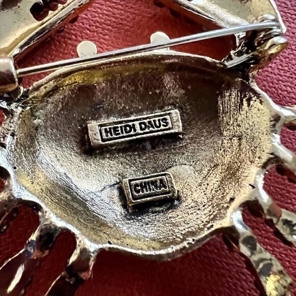 🦀 NEW Heidi Daus exquisite red crystal crab brooch 🦀 - Picture 8 of 8